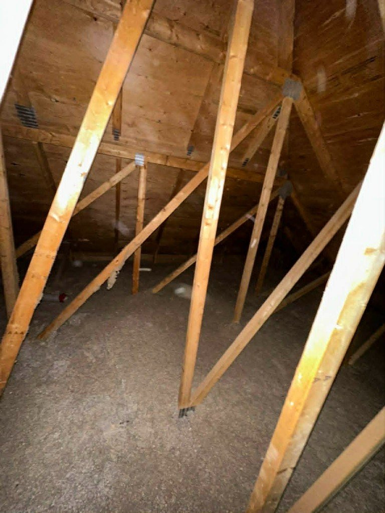 Entretoit avant travaux d'isolation — couverture isolante insuffisante
